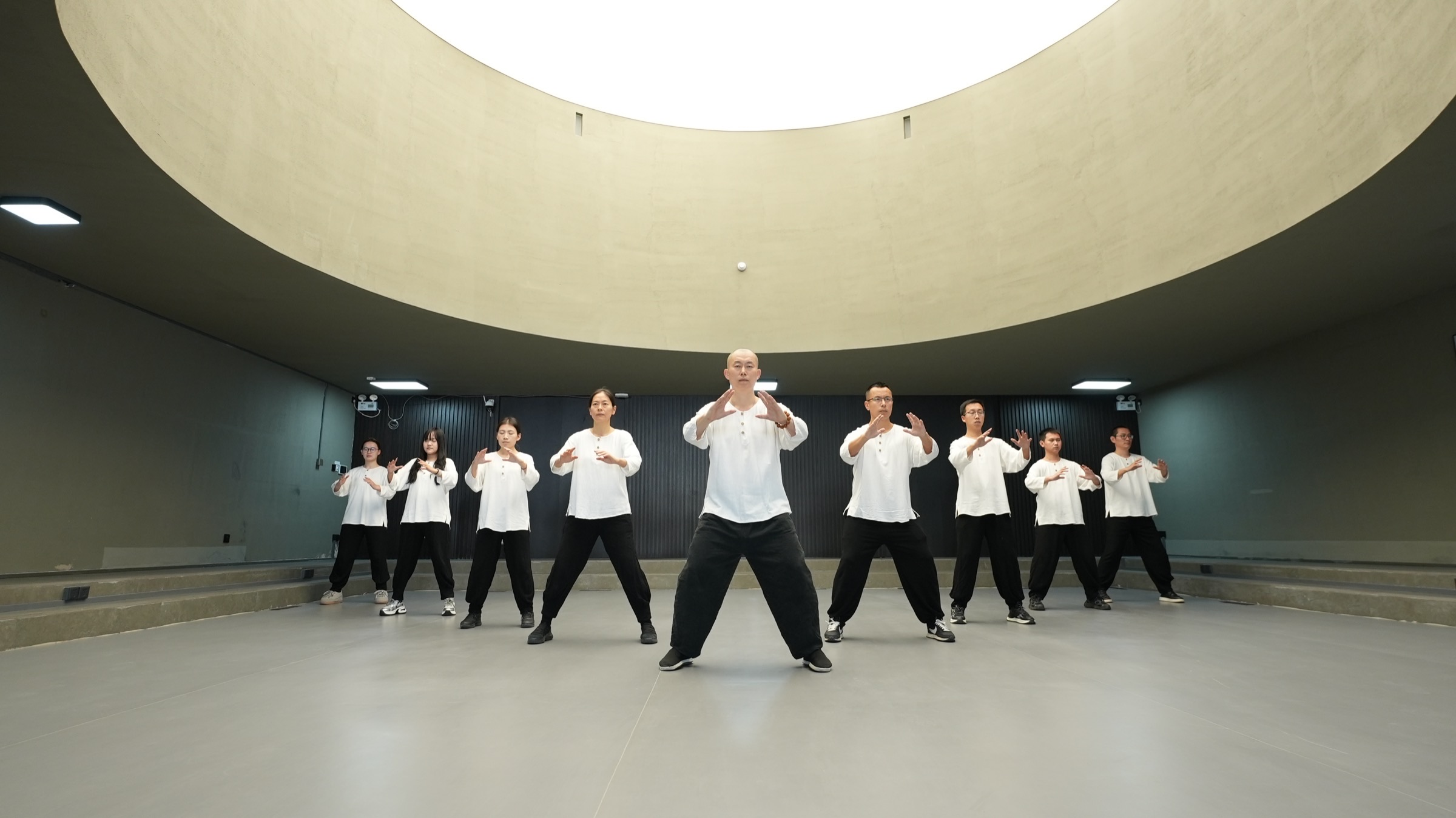莫子老师带领学员在北京圆厅共站，天光从圆顶落下。