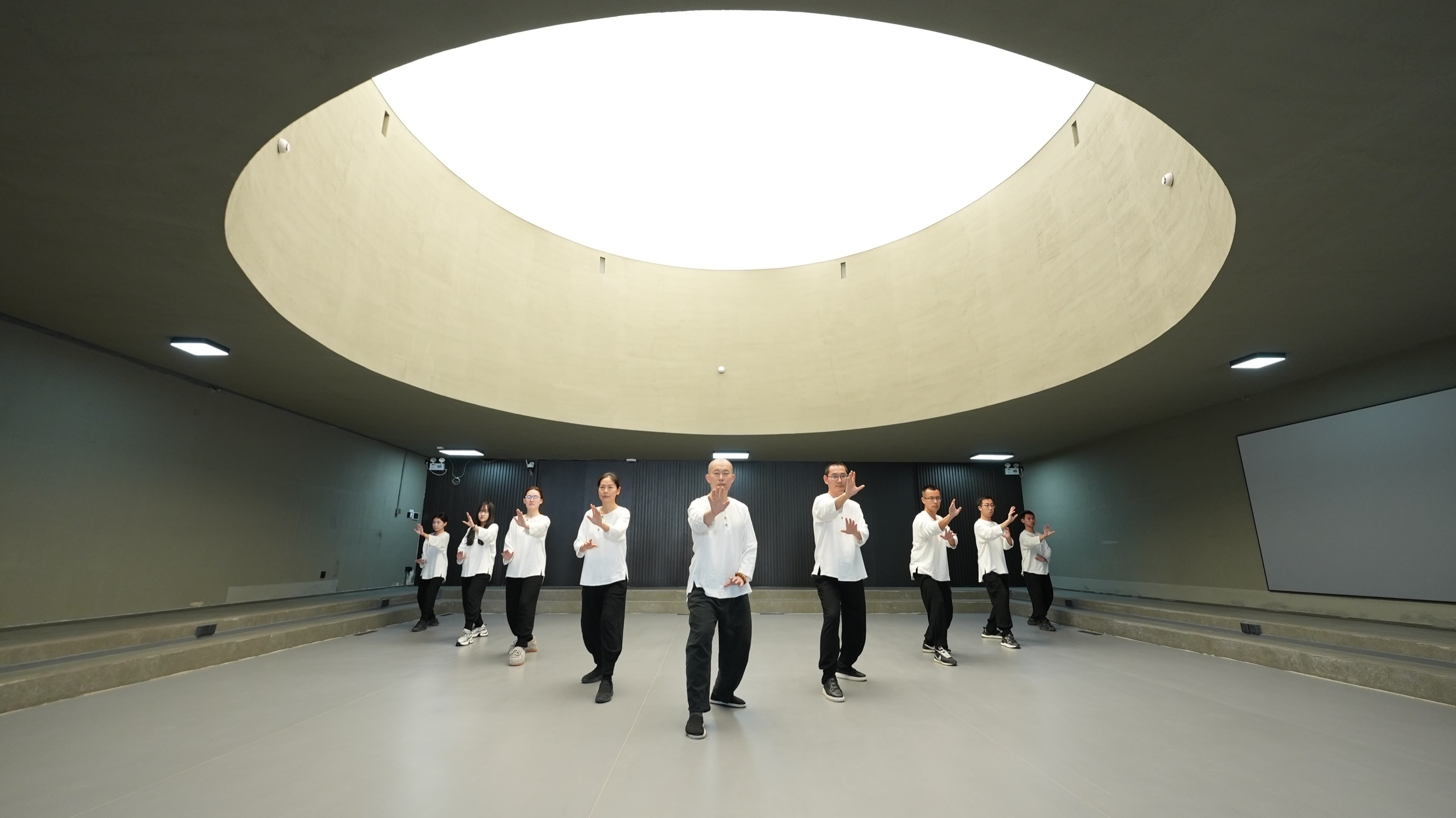 莫子老师带领学员在北京圆厅共站，天光从圆顶落下。